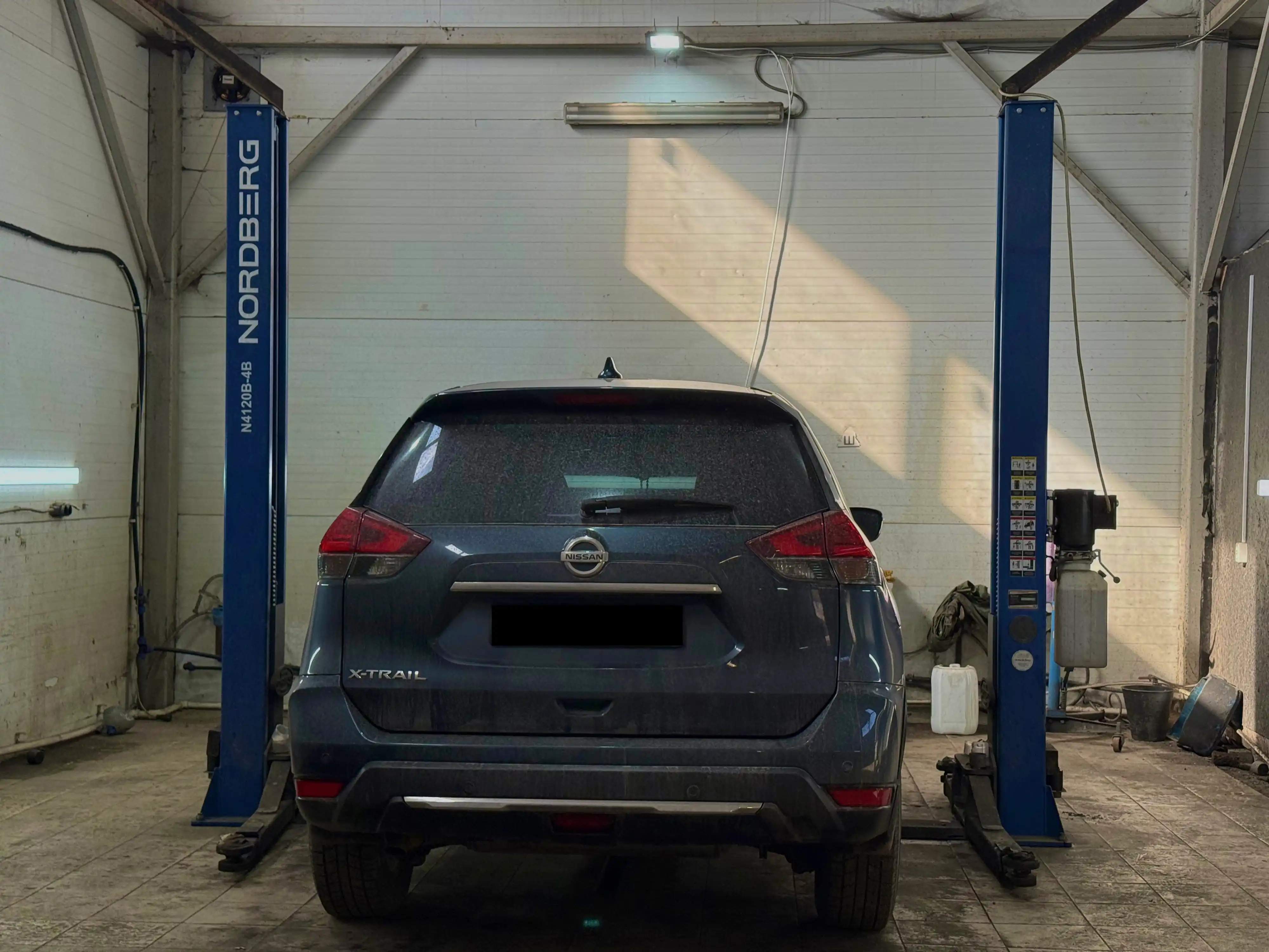 Автомобиль на подъёмнике